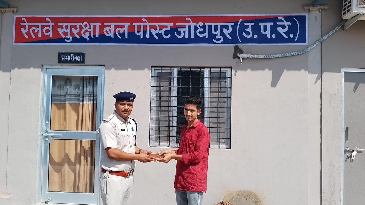 rpfnwrju's tweet photo. #ऑपरेशनअमानत - जोधपुर मंडल की रेलवे सुरक्षा बल पोस्ट जोधपुर द्वारा ऑपरेशन अमानत के तहत कार्यवाही कर ट्रेन में  मे  यात्री द्वारा भूलवश छूटे पर्स  को तलाश कर तस्दीक उपरांत सम्बन्धित यात्री को सुपुर्द किया |
@RPF_INDIA 
@DRMJodhpurNWR 
@RpfNwr https://t.co/TJNzCAgC75