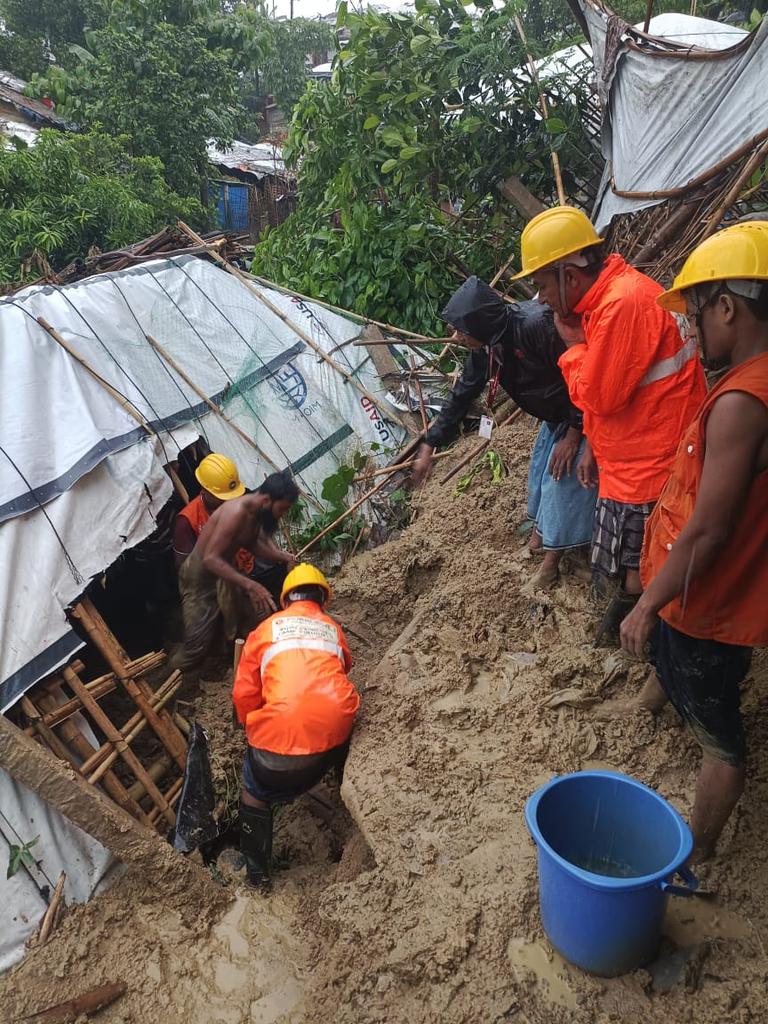 arafin_karim's tweet photo. Heavy Downpour since last night caused flooding, waterlogging, landslides/soil erosion which triggered casualties, relocation and sufferings of the people in #CampSettlement of #CoxsBazar 🇧🇩
@BDRCS1 #CPP trained #volunteers extending support to people in need.

📷 Camp volunteers https://t.co/thAYWyInqj