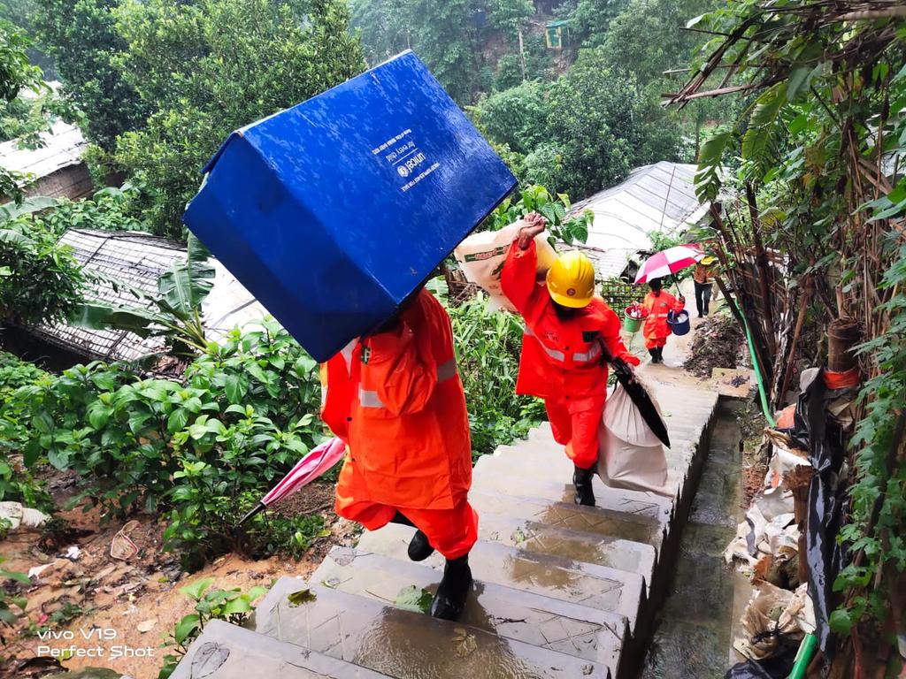 arafin_karim's tweet photo. Heavy Downpour since last night caused flooding, waterlogging, landslides/soil erosion which triggered casualties, relocation and sufferings of the people in #CampSettlement of #CoxsBazar 🇧🇩
@BDRCS1 #CPP trained #volunteers extending support to people in need.

📷 Camp volunteers https://t.co/thAYWyInqj