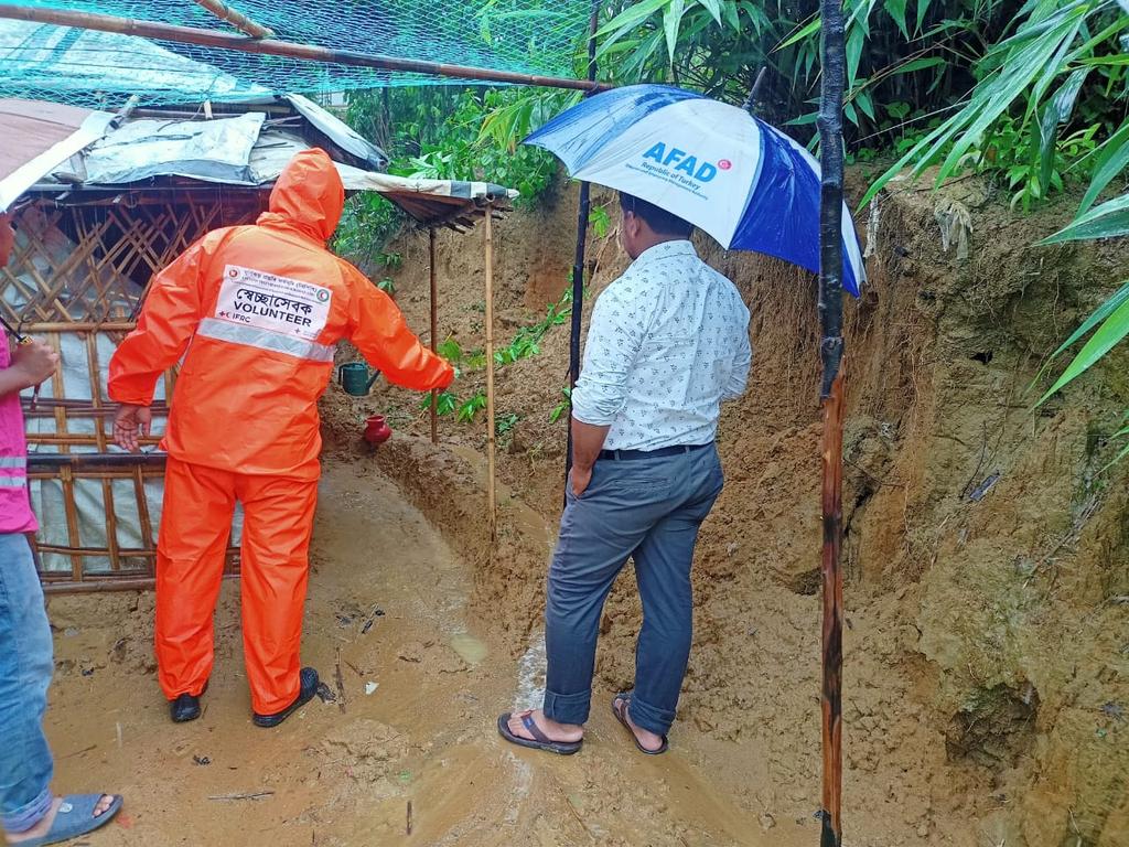 arafin_karim's tweet photo. Heavy Downpour since last night caused flooding, waterlogging, landslides/soil erosion which triggered casualties, relocation and sufferings of the people in #CampSettlement of #CoxsBazar 🇧🇩
@BDRCS1 #CPP trained #volunteers extending support to people in need.

📷 Camp volunteers https://t.co/thAYWyInqj