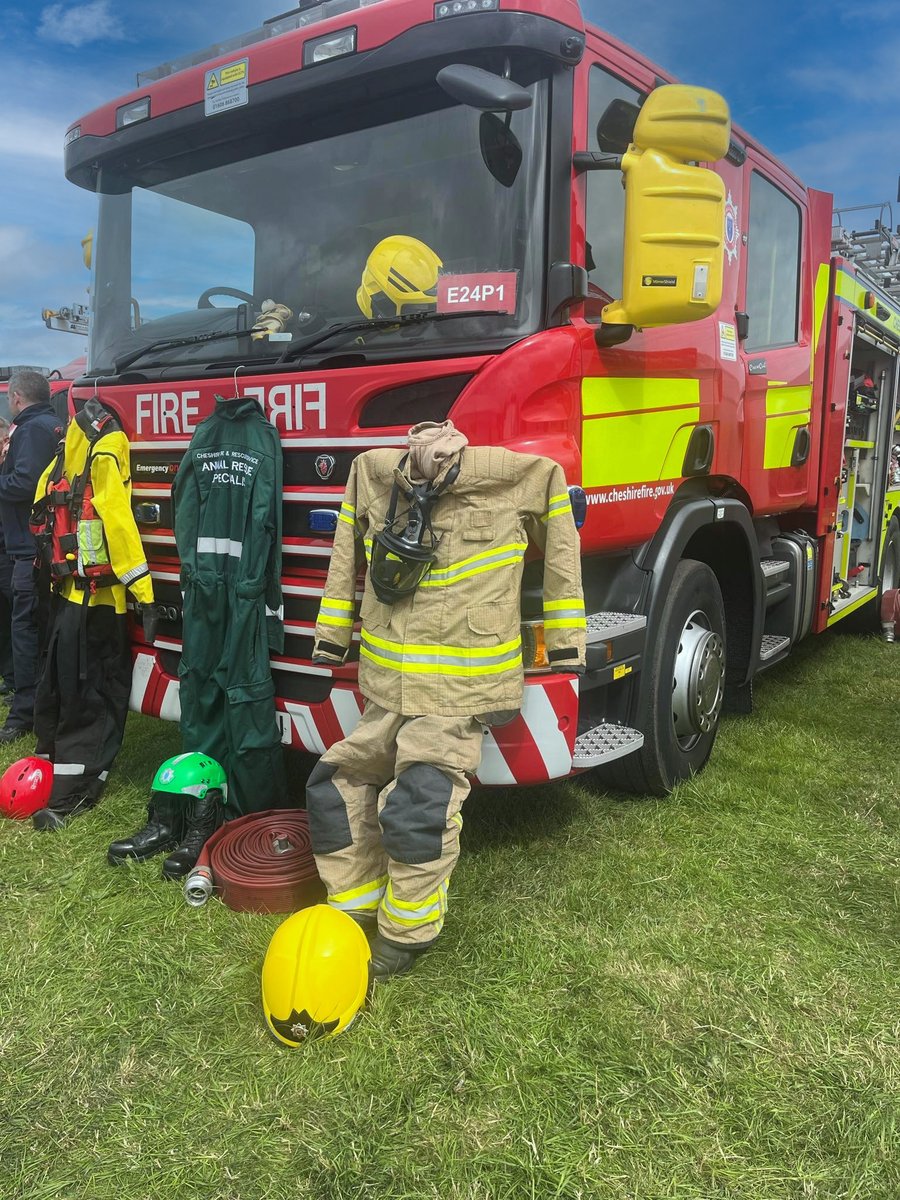 CheshireFire's tweet image. We're back for day two of @CheshireShow and the sun is out! If you are heading to the show today make sure you come and see us. 

Find us on row C1 or by using what3words ///found.warthog.tools

#DrowningPreventionWeek #Fatal5 #CheshireShow