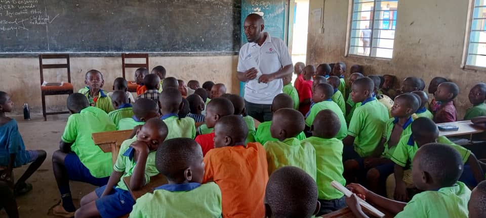 BasaijaBenjamin's tweet photo. #RCRAUganda team in Moto moto P/S  Kasese District. We are committed to end teenage pregnancies, improve health and nutrition in schools through supporting both adolescents with ASRH Information, nutrition gardens and also we supported adolescent girls with reusable pads and soap https://t.co/HO9hXImsQb