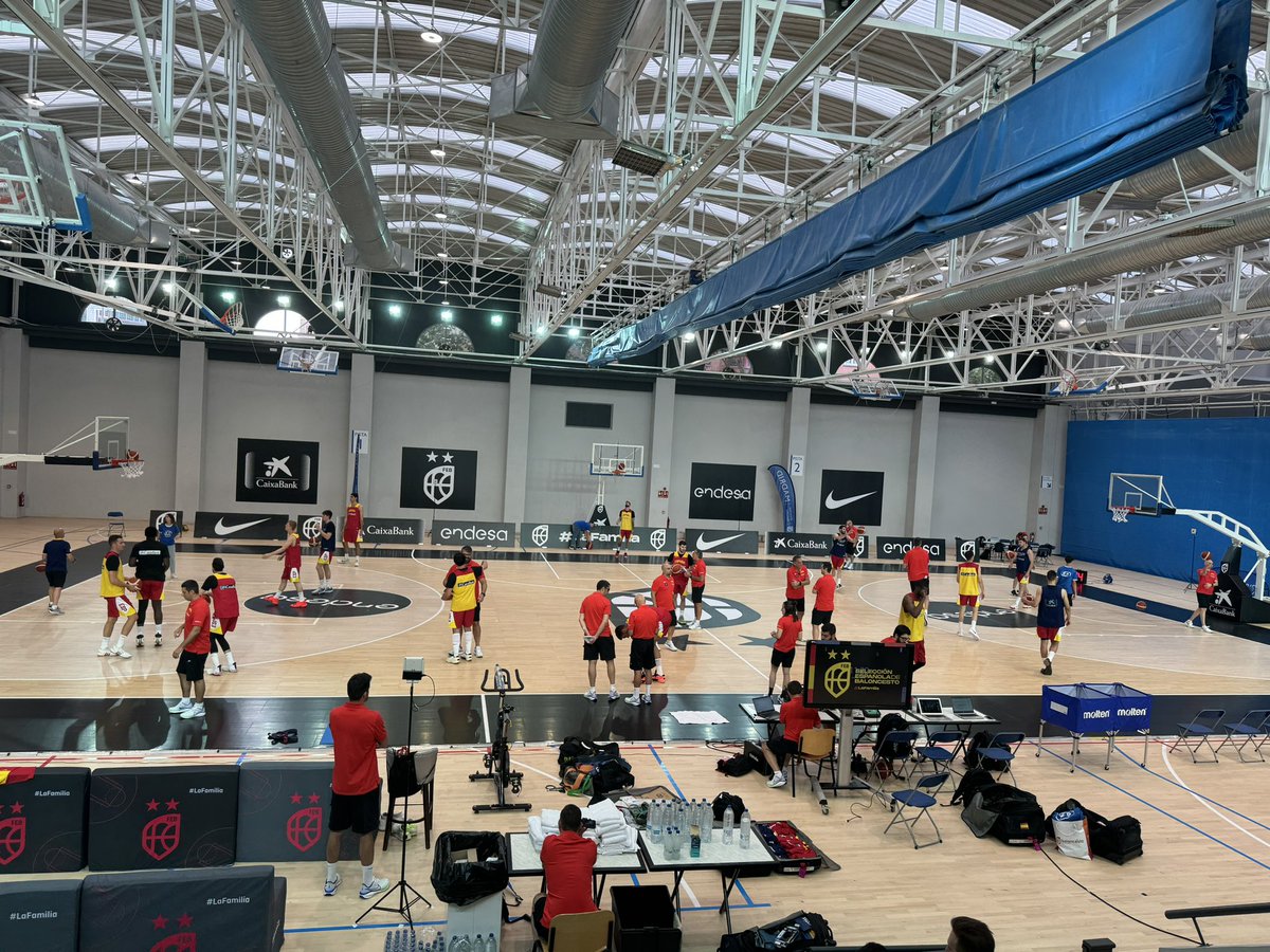hryk_maeda's tweet photo. Practice🏀🇪🇸 https://t.co/qaYWUWj1ek
