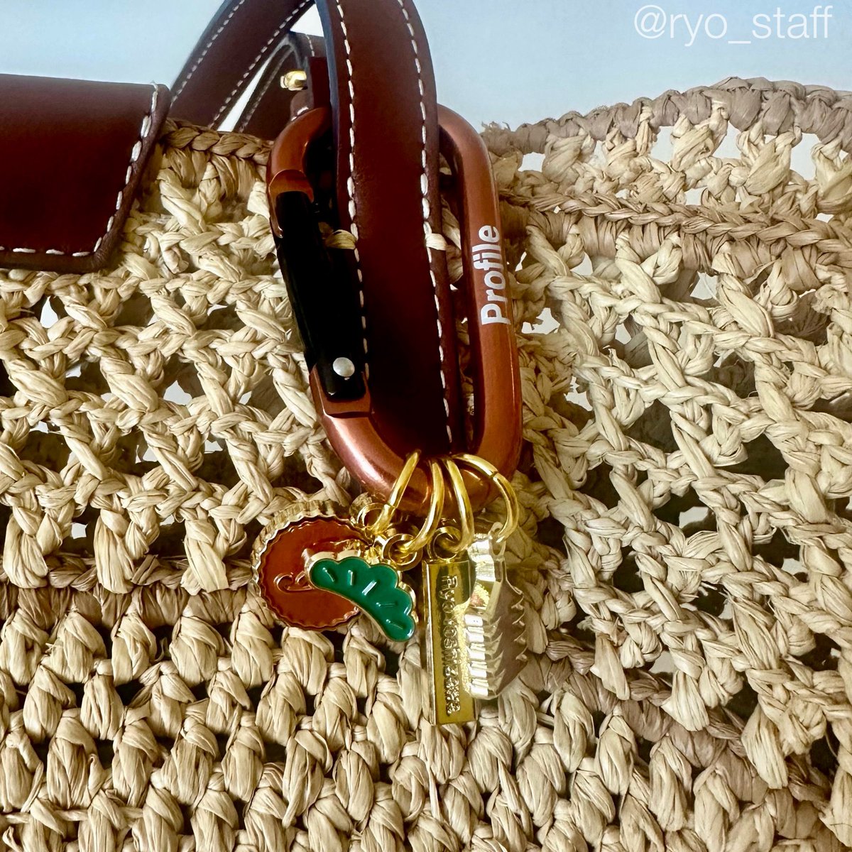 顔の見えない吉沢がつまんでいるのは #吉沢亮_写真展_2024 のグッズ