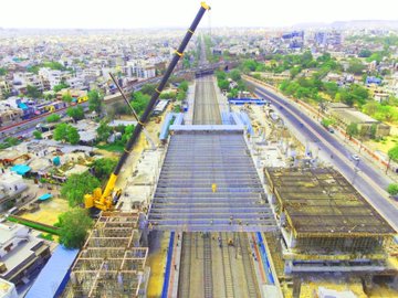 DevelopingRaj's tweet image. 25 girders (36 mts span) across all 4 tracks launched. * Complex & challenging task accomplished by 200 skilled Railway men.
📍Redevelopment of Gandhinagar Railway Station, Jaipur