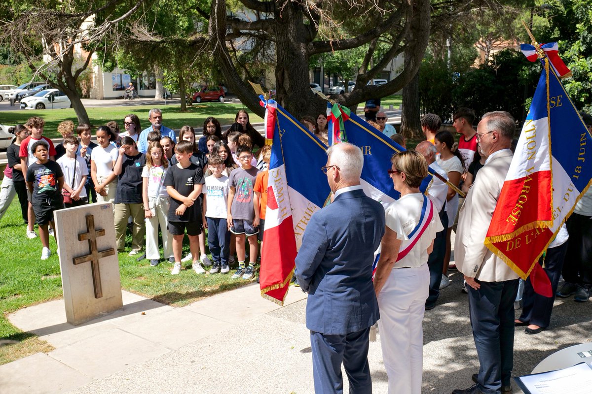 Hier, a eu lieu la commémoration de l'#appeldu18Juin 1940 prononcé par le général #DeGaulle. Les élus de la ville ont dévoilé une nouvelle stèle en la mémoire de l'appel à la résistance, Les élèves du Collège Font de Fillol se sont joints à l'hommage, en prononçant un discours.
