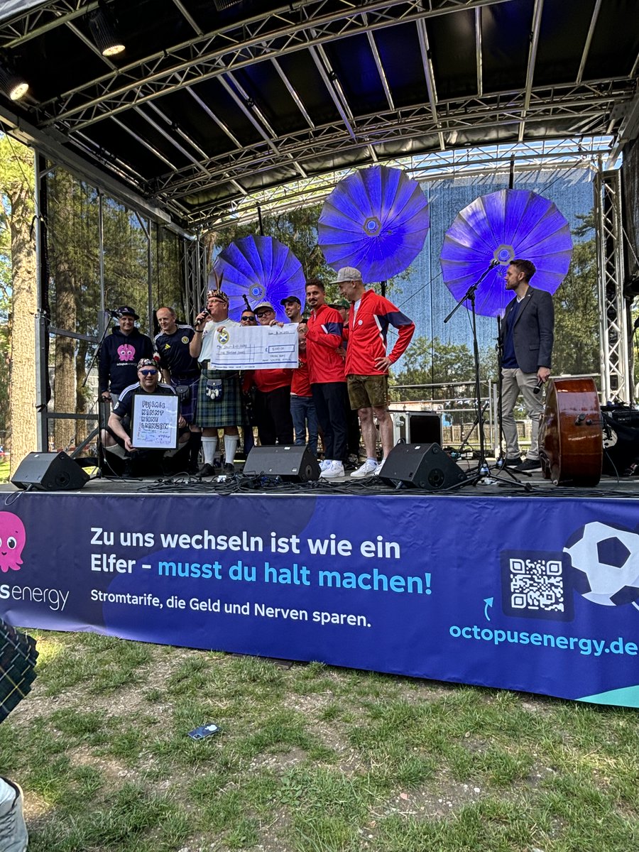 Als Sponsor waren wir dabei, als ein ganz besonderer Scheck überreicht wurde. <a href="/TASA1999/">TA Sunshine Appeal</a> – eine Wohltätigkeitsorganisation, die Kindern in jedem Land hilft, in dem Schottland spielt – hat ca. 5.000 € an das Team Bananenflanke gespendet. #EM2024 #Fussball #publicviewing #deusco