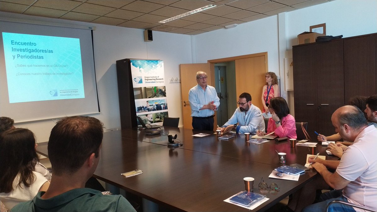 aecomcientifica's tweet photo. Jesús Arauzo, director del @I3Aunizar, da la bienvenida a la #AEC2 y presenta las líneas de investigación del Instituto. Apuesta por las y los investigadores jóvenes y por la #comunicación de la #ciencia. Turno del conocimiento https://t.co/T7gyVbWVFg