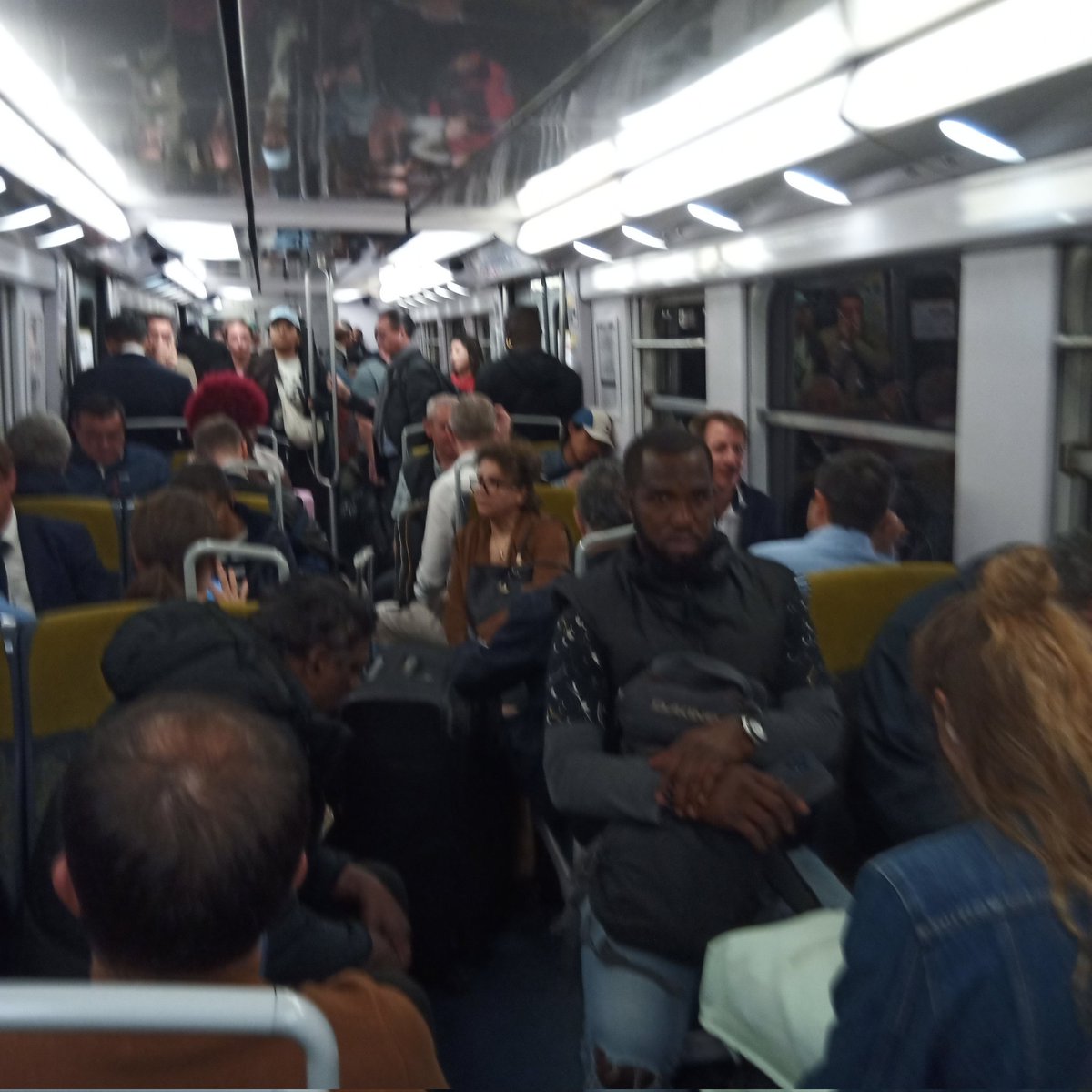 François Deletraz (@f_deletraz) on Twitter photo Bravo <a href="/Actu_Transilien/">Transilien SNCF Voyageurs</a> sur le quai le train est affiché Mitry, sur train est affiché Aéroport cdg, annonce du conducteur attention ce train est direct pour l'Aeroport. Arrivee à Aulnay changement d avis le train ne va plus a CDG mais Mitry. Même les controleurs ont été bernés! Bravo <a href="/Actu_Transilien/">Transilien SNCF Voyageurs</a> sur le quai le train est affiché Mitry, sur train est affiché Aéroport cdg, annonce du conducteur attention ce train est direct pour l'Aeroport. Arrivee à Aulnay changement d avis le train ne va plus a CDG mais Mitry. Même les controleurs ont été bernés!