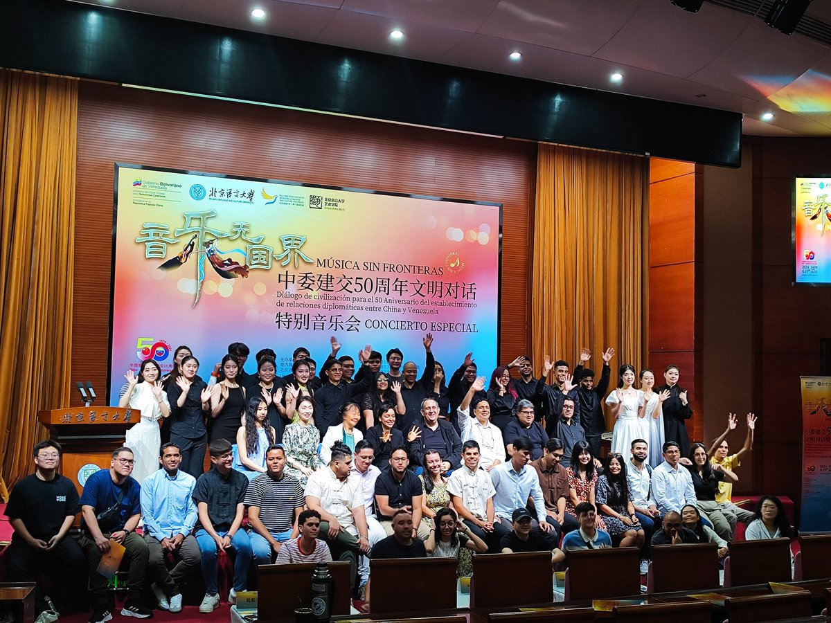 La música une culturas, conecta tradiciones y trasciende fronteras, permitiendo siempre encontrar puntos que unen, lo que quedó demostrado una vez más con el conversatorio realizado en la Universidad de Lengua y Cultura de Beijing.
<a href="/CancilleriaVE/">Cancillería Venezuela 🇻🇪</a> <a href="/VillagranCepeda/">Héctor Villagrán Cepeda</a>