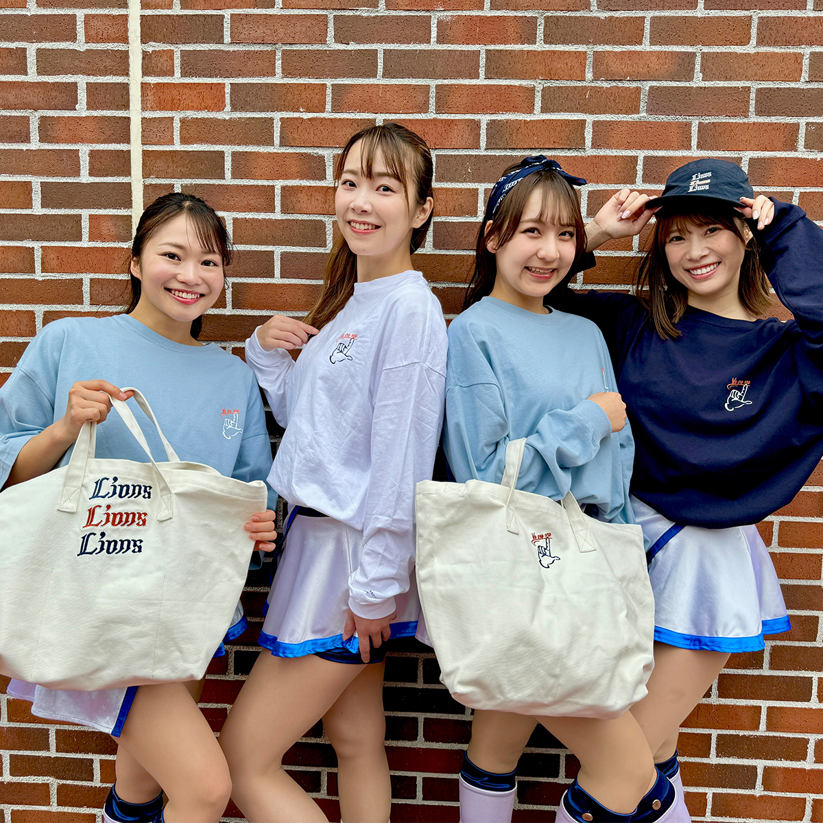 Lionsstore_web's tweet photo. ＼#bluelegends 着用／
UNITED ARROWS × LIONS

どのアイテムも #ユナイテッドアローズ ならではのおしゃれなデザイン✨
観戦コーデにも普段のコーデにも合わせやすい👍

家族・カップル・お友達などと色違いやお揃いもおすすめです🥰
https://t.co/Ks7qI2HHly

#seibulions #埼玉西武ライオンズ https://t.co/4rqi1nJEPP