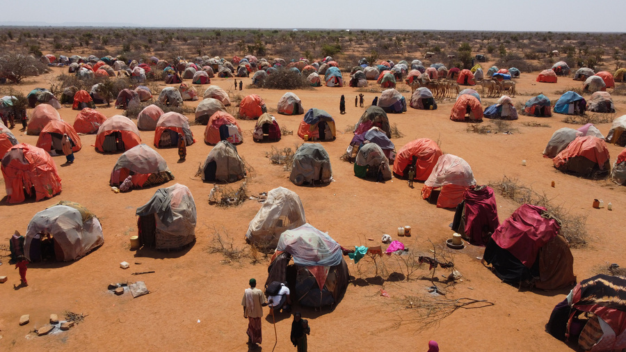 Climate change isn't just an environmental issue,it's a human one.Rising sea levels,extreme weather: floods,droughts,landslides&amp;resource scarcity force people to leave their homes.The East&amp;Horn of Africa is at the frontline.#ClimateMobility #KDMECC #Youth4KDMECC CC <a href="/UNmigration/">IOM - UN Migration 🇺🇳</a>