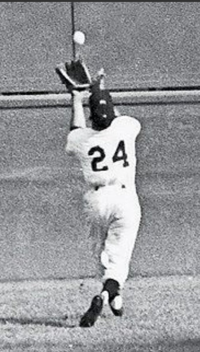 cezaar19's tweet photo. Known as "THE SAY HEY KID" baseball legend Willie Mays passed at age 93 https://t.co/J8W0a4BJIv