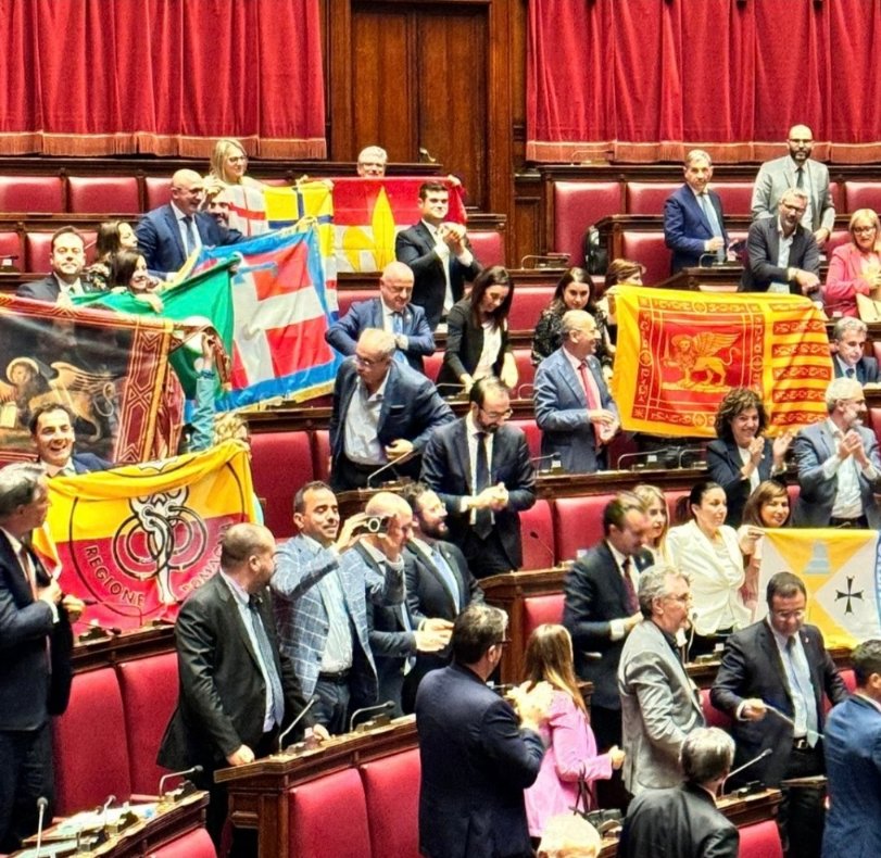 ciropellegrino's tweet photo. La bandiera italiana era «una provocazione». 
Poi questa munnezza qui invece non si sa cosa sia.
Dovete fare le mani come i piedi.

#autonomiadifferenziata https://t.co/JZLaCTmYDK