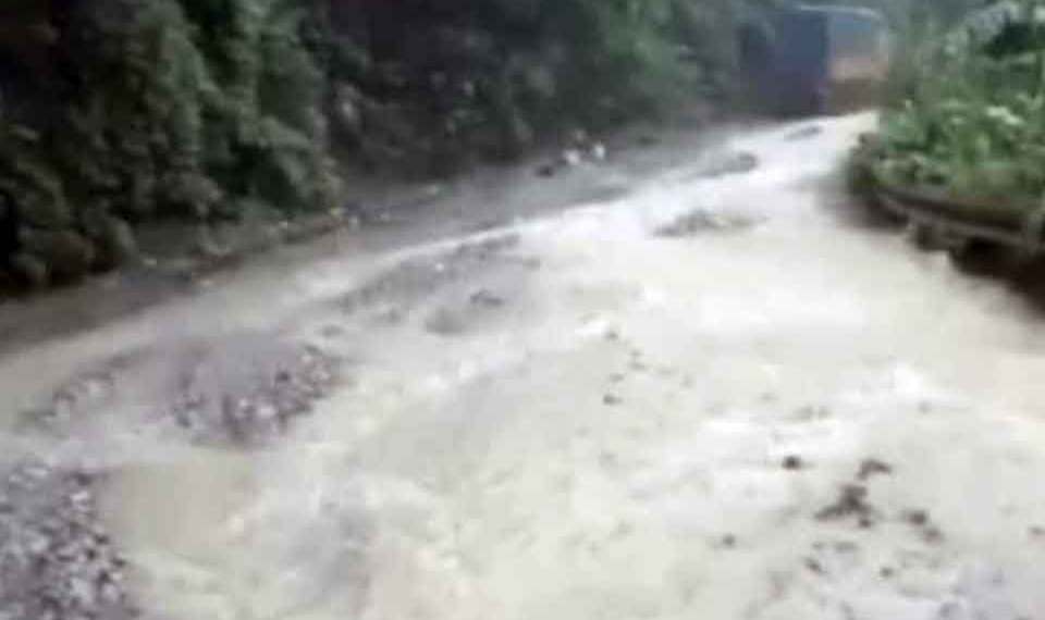 JuhArki's tweet photo. @nitin_gadkari ji I put this tweet to bring into your attention about the deteriorated condition of #NH6 which is no longer be suitable to travel in and around lumshnong &amp; Ratachera not only for us the Locals but to the neighbouring state like #assam #tripura 
@OfficeOfNG https://t.co/jzVw8RsYOF