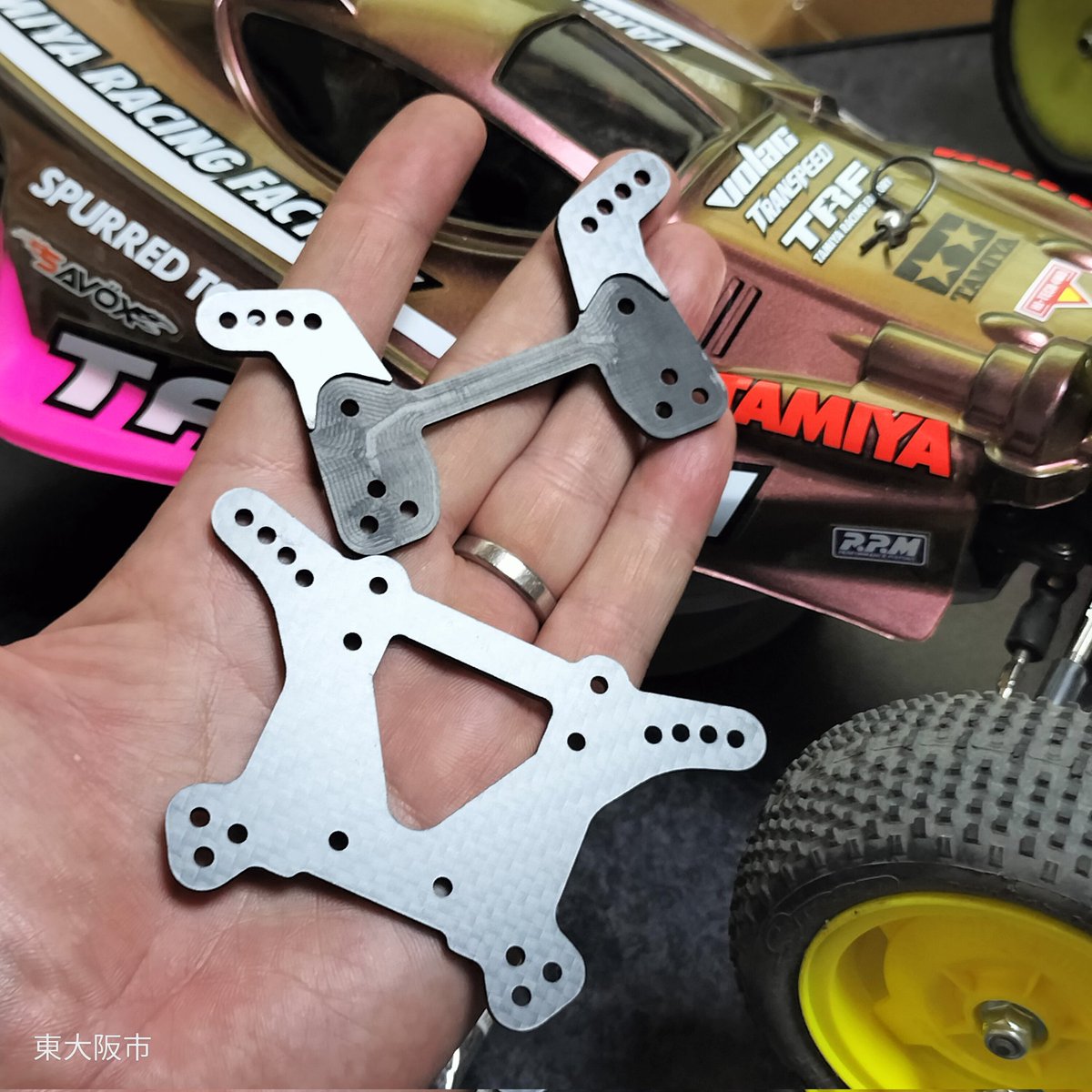 Sonami551's tweet photo. ラジらぼさんのトップフォース用現行ダンパー用カーボンマウントが到着!😍
めちゃめちゃカッコよすぎる!
前後3mm厚!
フロントは高さが低く現行のバギー用フロントダンパーがジャストサイズみたい!こんなの待ってましたー🤩
指痛いので病院行きます😅
#トップフォース
#ラジらぼ
#RCLaboratory https://t.co/DS9sxjW1di
