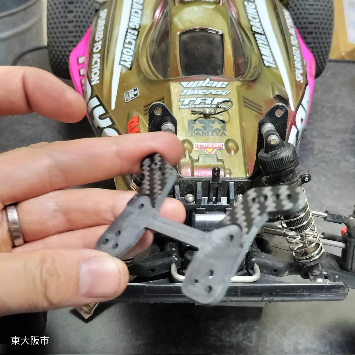 Sonami551's tweet photo. ラジらぼさんのトップフォース用現行ダンパー用カーボンマウントが到着!😍
めちゃめちゃカッコよすぎる!
前後3mm厚!
フロントは高さが低く現行のバギー用フロントダンパーがジャストサイズみたい!こんなの待ってましたー🤩
指痛いので病院行きます😅
#トップフォース
#ラジらぼ
#RCLaboratory https://t.co/DS9sxjW1di