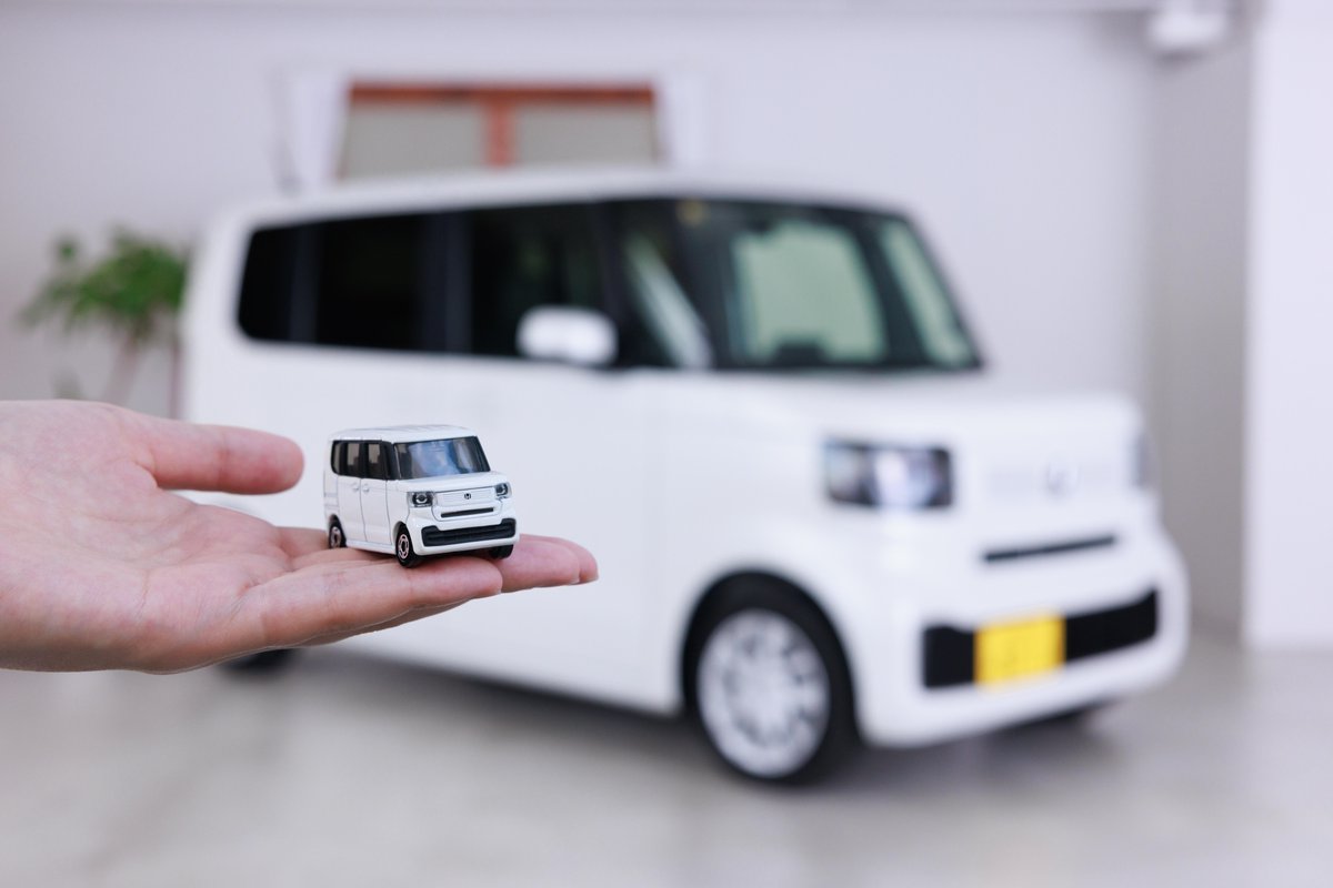 N-BOXトミカは実車のデザイナーも監修しており、ヘッドライトの細かさ