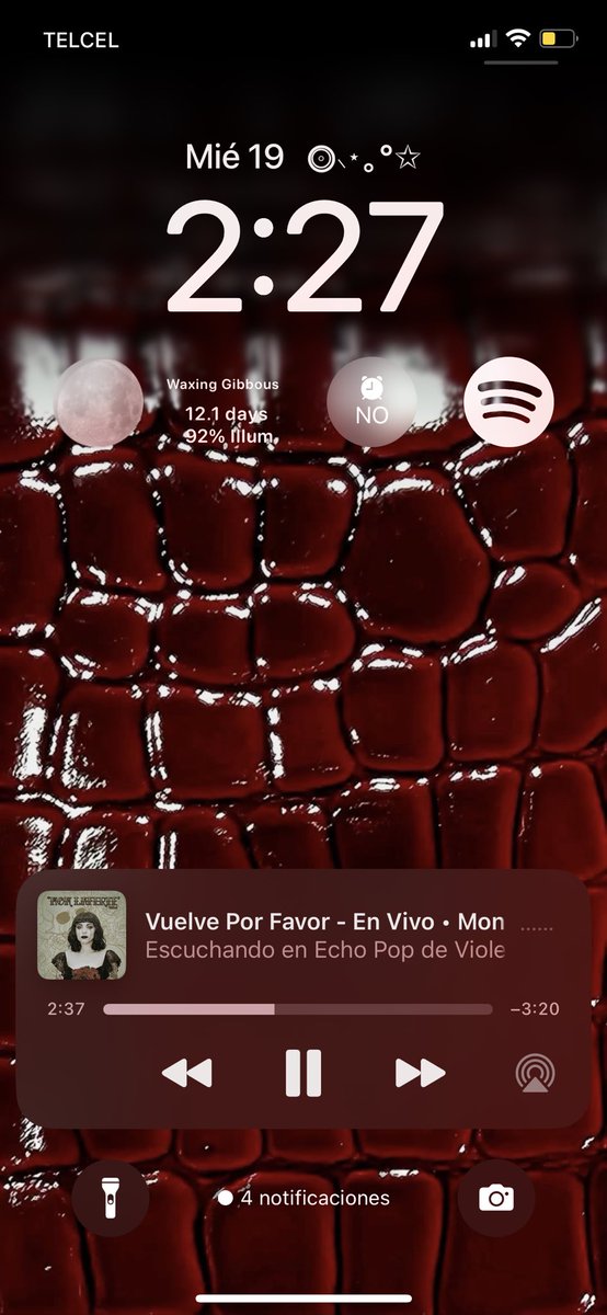 valetheveill's tweet photo. Esta canción es mi imperio romano https://t.co/KQiyc4yja6
