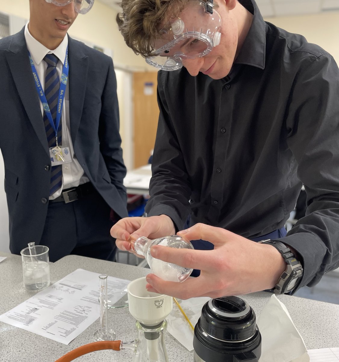 sirjohnlawes's tweet photo. Students were busy preparing aspirin by chemical synthesis from salicylic acid in Year 12 chemistry lesson - #science #sciencelesson #chemistry @SJLScience @SJL6thform https://t.co/iBcdayZDmm