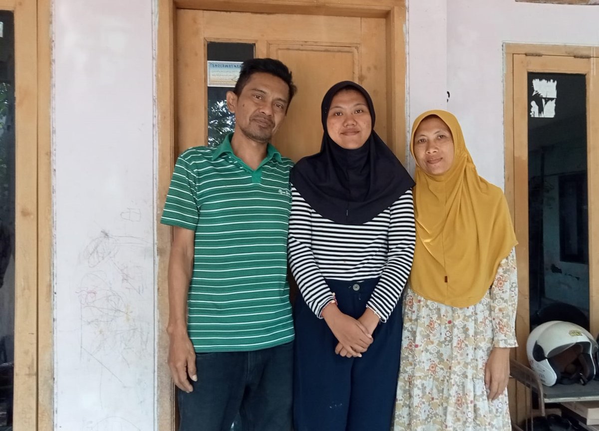 UGMYogyakarta's tweet photo. Love’s, Anak Penjual Rempeyek Lolos Tanpa Tes dan Kuliah Gratis di FEB #UGM: Wajah Love’s Nurani Hasan (19) berseri-seri manakala dinyatakan lolos kuliah di Program Studi (prodi) Akuntansi Fakultas Ekonomika dan Bisnis Universitas Gadjah Mada (FEB #UGM).… https://t.co/UJOaNAPEid https://t.co/4N5UkdMfCA