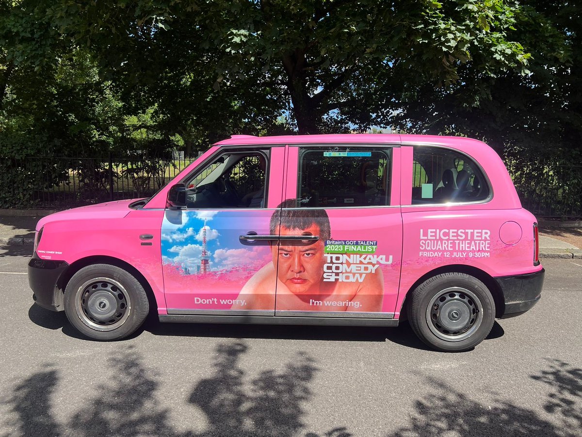 tonikakuwearing's tweet photo. イギリスで僕のラッピングタクシーが走ってるよ！7/12のライブの宣伝です！1台のみだよ！1台のみ！
見つけてね！ https://t.co/BGy95W3yyB