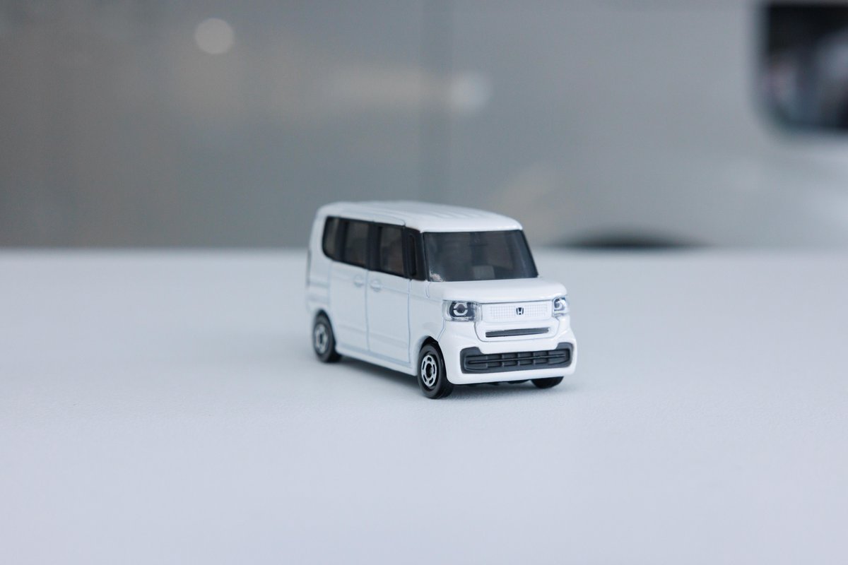 N-BOXトミカは実車のデザイナーも監修しており、ヘッドライトの細かさ