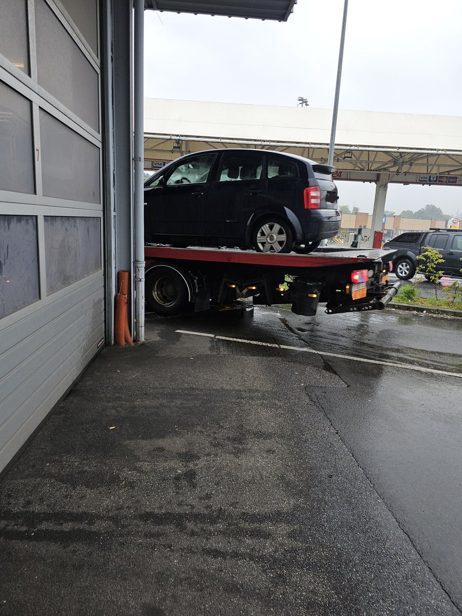 1/3
gofund.me/6d8b5a50

Yesterday, I lost my car. it had to be scrapped. I now find myself without a car to work with.
As a photographer  I've just invested 4,000 euros in a new camera to improve my work, and now I am obliged to buy a new car without having the funds