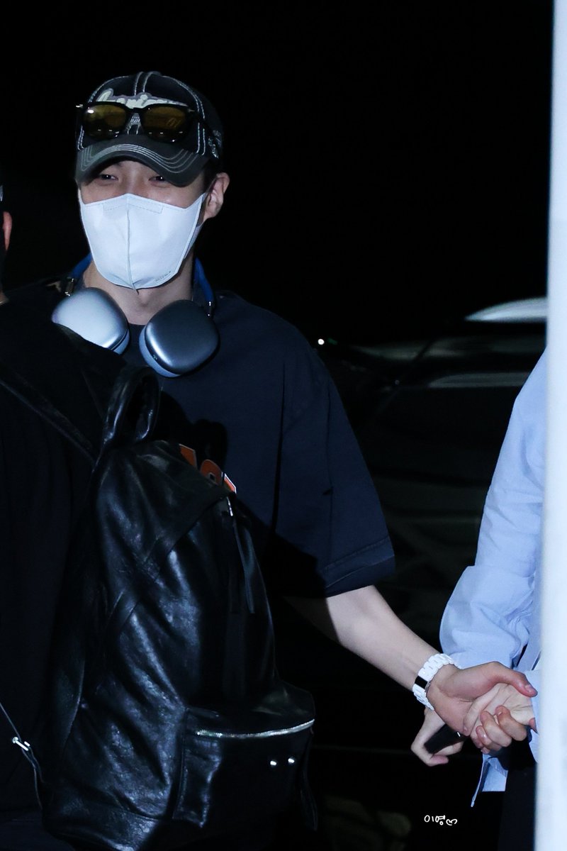 #매일한장민혁 
220701 민혁

D-106

손에 손 잡꼬옥...
<a href="/OfficialMonstaX/">몬스타엑스_MONSTA X</a> #MONSTAX #몬스타엑스 #MINHYUK
