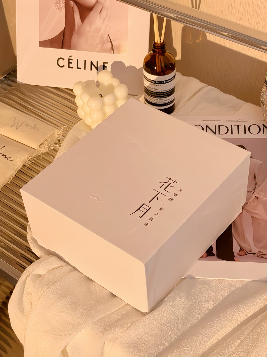 “一轮玉盘水中映，几处繁花月下明”！！！
一株粉白渐变含苞待放，一轮宛若夜灯皎洁如镜，极具东方美学之作——花下月·凝脂！

值得女孩子送自己！正如打开包装盒后印入眼帘的这行字——“愿你·盛放自己”！