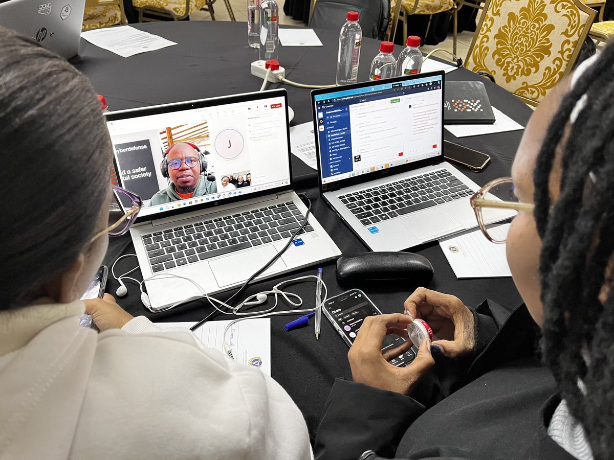 Mentoring session currently underway 🙌🏽

The <a href="/_sheLeads_/">She Leads 👑</a>  #EmpowerHerHack participants are currently engaging with mentors both online and onsite

The amazing mentors are scattered all across the country
