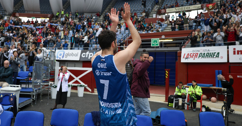 gipuzkoabasket's tweet photo. 🎙️ 𝐗𝐀𝐁𝐈 𝐎𝐑𝐎𝐙𝐄𝐍 𝐀𝐆𝐔𝐑𝐑𝐀 | "Oso berezia izan da Gipuzkoa Basketeko kapitaina izatea".

💙 #EskerrikAskoXabi

📸 @Oscarhak