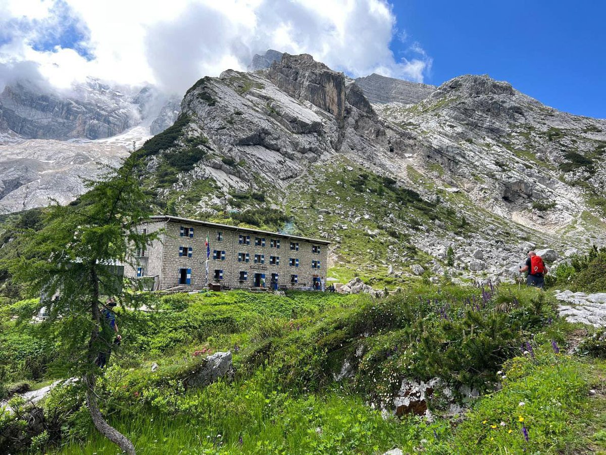 comunevenezia's tweet photo. 🏞️ In corso la conferenza stampa di presentazione della terza edizione del laboratorio “La risorsa Acqua, dalle Dolomiti al Mare”, che si svolgerà al @rifugiogalassi dal 26 al 29 giugno!

💧 Al centro dei quattro giorni i temi dell’acqua e della biodiversità, in un confronto che toccherà anche aspetti di politica ambientale, storia, e urbanistica.

🗺️ In particolare, durante la mattinata di venerdì 28 giugno si terrà il convegno “La risorsa acqua: la Città di Venezia come paradigma internazionale”, parte del calendario delle celebrazioni di #MarcoPolo700, che vedrà l’intervento di rappresentanti di alcune città d’acqua cinesi come Suzhou, Hangzhou, Yangzhou, e Wuxi, che il famoso viaggiatore veneziano visitò durante i suoi viaggi.

🔹 Partecipa alla conferenza stampa di presentazione l’assessore all’Ambiente Massimiliano De Martin.