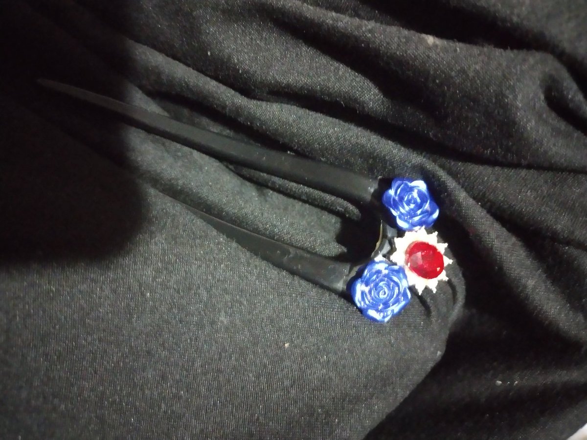 fabhairpins's tweet photo. #FlowersOnX #flowers #flower #ushapedhairpin #sunflower #red #redflower #blue #bluerose #repurposejewelry #hair #hairacessories #hairsticks #fashionfinds #fashiontrends #art #ArtistSpotlight #arts #wearable #hair #HairRevolution #hairstyle https://t.co/Ibn6T0lz8J