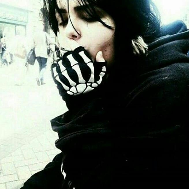 chiikawacocaine's tweet photo. ive witnessed some of the most brilliant minds of our generation believe these are gerard photos https://t.co/omkLAk35gN