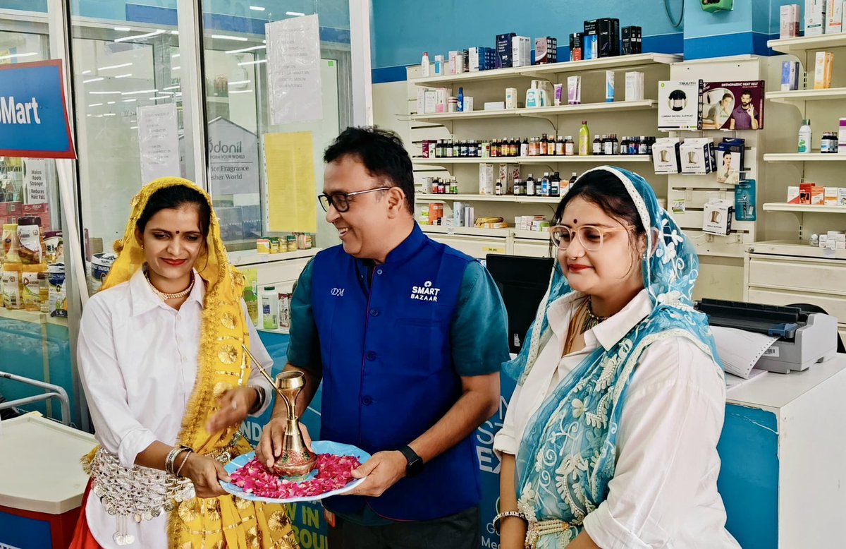 SupermarketWala's tweet photo. Murthal Paratha, Guhana jalebi, Hukka…Charcha with successful store teams. 
…all in a week at work. Toll booth ke uss paar ka asli Haryana! https://t.co/jXiaiHOAHR