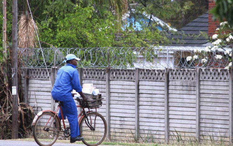 zimpricecheck's tweet photo. 📉📦 #CourierVolumes dropped by 29.48% in Q1 2024 as more people turned to informal delivery services. The shift towards convenience and cost-effectiveness is reshaping the postal industry landscape. #PostalServices #DeliveryTrends #POTRAZReport https://t.co/SHjZ7JMEjj