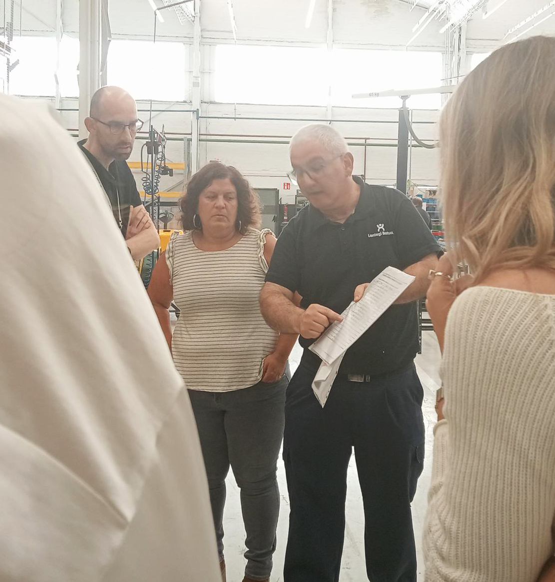 lantegibatuak's tweet photo. .@leroymerlin-eko ordezkaritza batekin partekatzen dugu #inklusio-ko eta pertsonekin kudeatzeko gure eredua. Jardunaldi aberasgarria izan da, enplegu inklusiboaren bidez bere taldeei eta enpresa-ehunari #balioa ematearen aldeko apustua egiten duen enpresa batekin. Desgaitasuna duten 7 pertsonak egiten dute lan beren dendetan, Bizkaian, gure Lagundutako Enpleguaren programaren bidez.
Gainera, Loiuko gure zentroa ezagutu dute, muntaia multiteknologiko eta manipulatuetan espezializatua.
@LeroyMerlinCorp