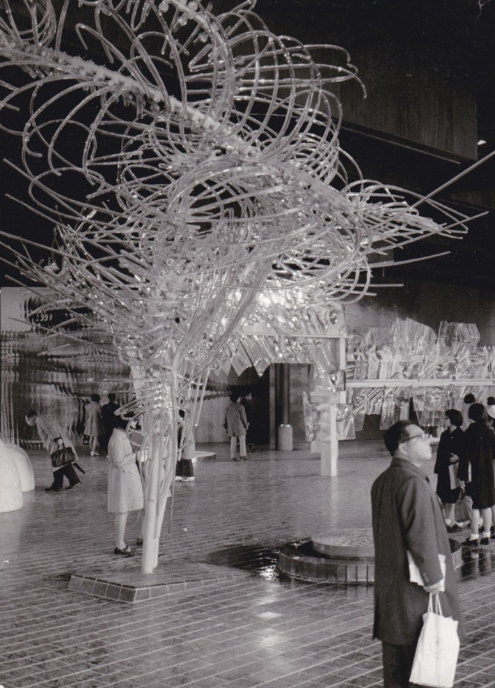 写真①レネー・ロウビーチェクさん②大阪万博に出展された「ガラスの雲
