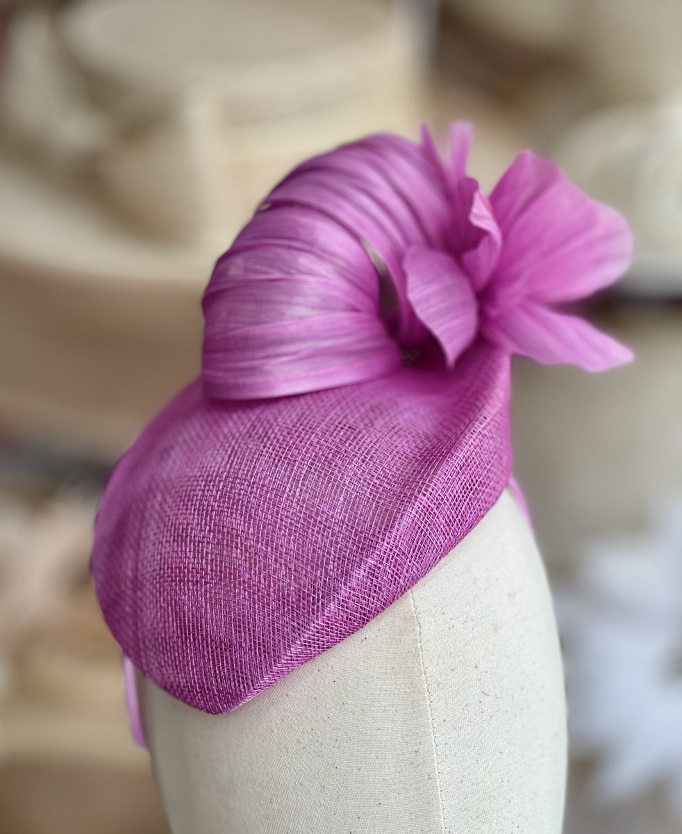 L_C_Millinery's tweet image. Hat of the week
A pretty teardrop shaped pillbox trimmed with matching shaped silk abaca
Perfect for a summer occasion 
Available to hire or purchase
#hatoftweek #pillbox #pillboxhat #hat #hats #hatstyle #hatshop #hathire #hathireshop #hirehat #hirehats #louiseclairemillinery