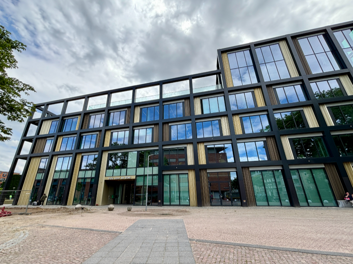 Aanstaande zaterdag 22 juni van 11.00 tot 17.00 uur is het Festival voor de Stad. De deuren van het Huis voor de Stad staan open voor jullie om het prachtige pand van binnen en buiten te ontdekken. Vier de opening met ons mee! Aanmelden is niet nodig. 📍 Weg op den Heuvel 35.