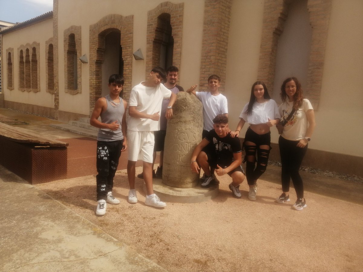 Ens visiten alumnes i professors de la Unitat d'Escolarització Compartida <a href="/Uec_Almacelles/">Uec</a>, vinculada a L'<a href="/inscanigo/">Institut Canigó</a>, per conèixer discurs del MAU i fons, sobre gènesi de les ciutats, què expliquem des de la geografia urbana i humana, així com els ítems fundacionals d'Almacelles.