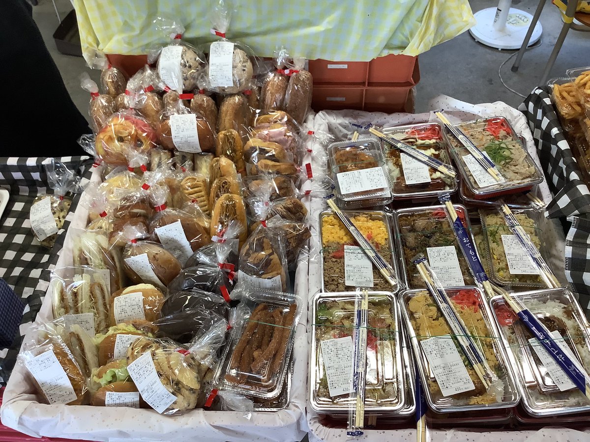 購買の紹介 本校の購買ではパンやご飯もの、ポテトなどを売っています