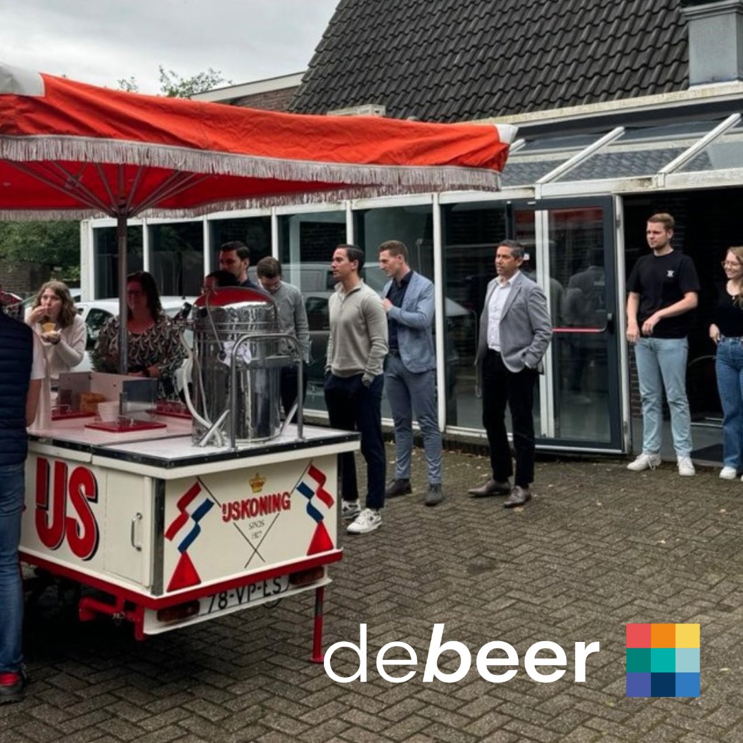 Het zonnetje moesten we er bij denken, maar dat weerhield ons niet om te genieten van een heerlijk ijsje van ‌De IJskoning! 🎂🍦 We genoten van deze heerlijke traktatie en vierden de verjaardagen van onze mei- en juni-collega’s.☀️

#DeBeer #happypeople #ijsje #traktatie
