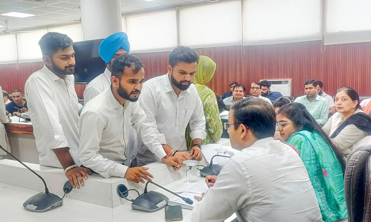 लंबे समय से युवा CET को क्वालीफाई नेचर का करवाने की मांग कर रहे है, लेकिन ये गूंगी बहरी सरकार युवाओं को नजरअंदाज कर रही है, इसका खामियाजा भाजपा को विधानसभा चुनाव में भुगतना पड़ेगा: - भारत बराड़ 
#HR_cet_qualify #haryana <a href="/AAPHaryana/">AAP Haryana</a> <a href="/DrSushilKrGupta/">Dr Sushil Gupta</a> <a href="/anuragdhanda/">Anurag Dhanda</a> #AAPHaryana