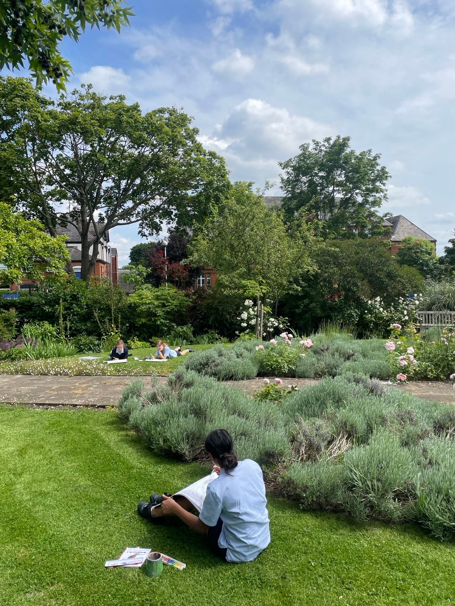 AlleynsSchool's tweet photo. Gorgeous en plein air lesson in the memorial garden with #AlleynsYear9 this week. Perfect environment to inspire #AlleynsCreativity, and to simply enjoy.

#AlleynsArt #AlleynsMiddle #AlleynsGrounds https://t.co/Cd6QQcuGNc