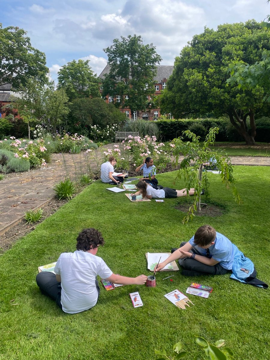 AlleynsSchool's tweet photo. Gorgeous en plein air lesson in the memorial garden with #AlleynsYear9 this week. Perfect environment to inspire #AlleynsCreativity, and to simply enjoy.

#AlleynsArt #AlleynsMiddle #AlleynsGrounds https://t.co/Cd6QQcuGNc