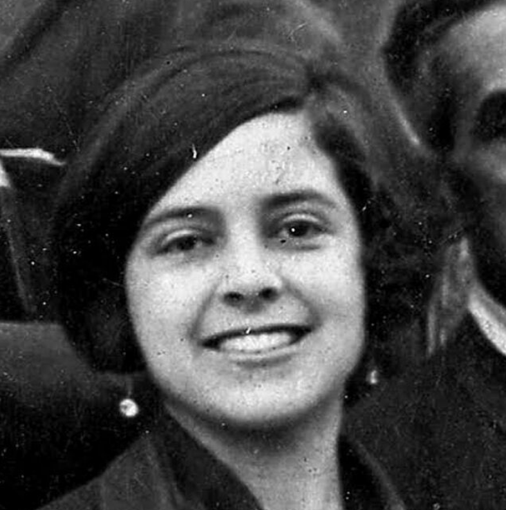ferranmoron's tweet photo. Quin fàstic els franquistes de @vox_es @glesenne No oblidem mai aquest somriure. Aquest somriure invicte. #AuroraPicornell assassinada pel franquisme #lesrogesdelMolinar #MemoriaHistórica https://t.co/CQdFwn6x7c