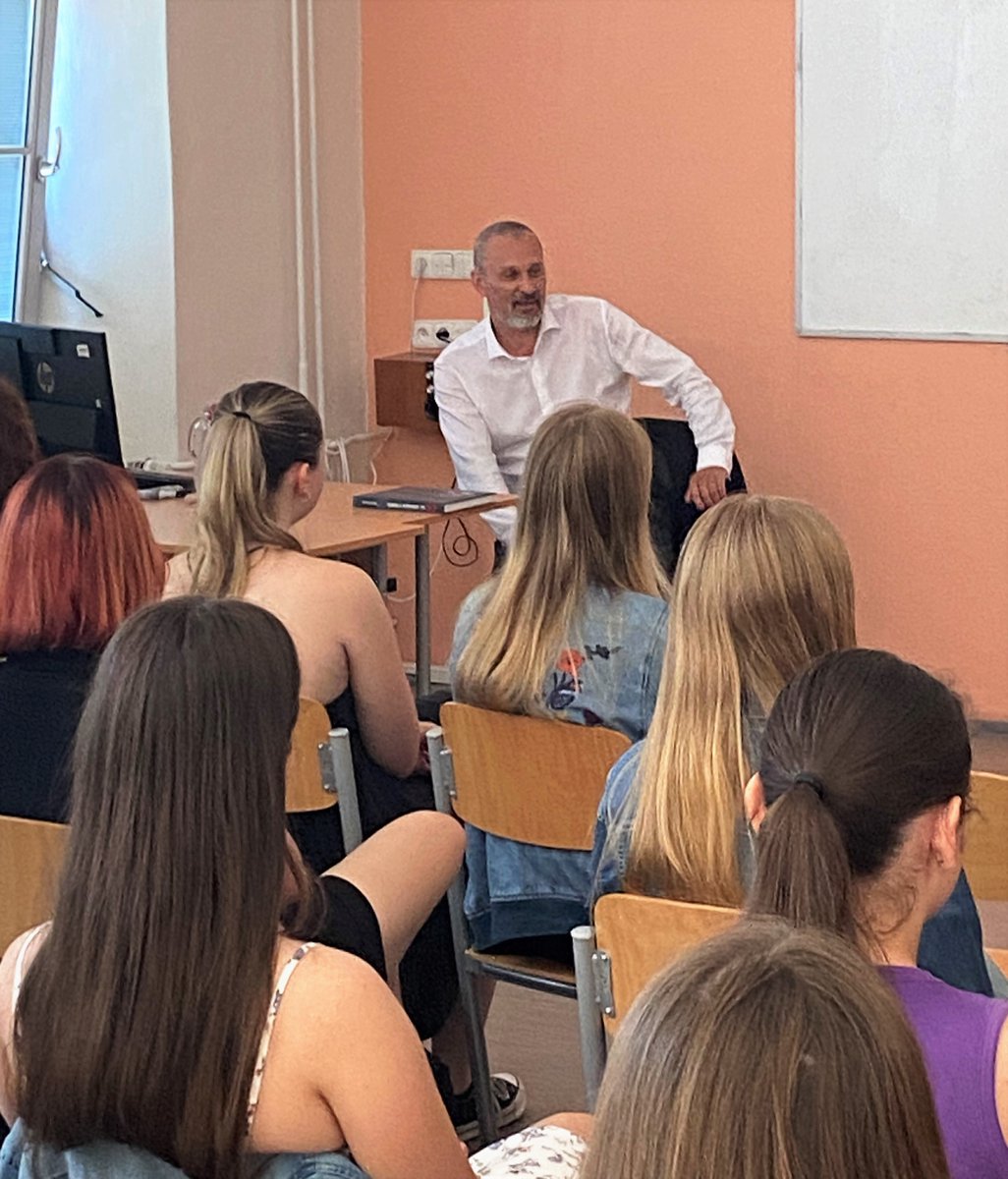 michal_salomoun's tweet photo. Studoval tu básník Nezval, eurokomisařka Jourová či reportér Bohumil Vostal. A já ho absolvoval taky. Řeč je o @gtr_trebic. Rád jsem se zastavil na přátelskou debatu se studenty a paní ředitelkou. Bavili jsme se i o tom, co vše je třeba, aby se narodil zákon. Díky za milé přijetí https://t.co/OE9Pd4S7uT