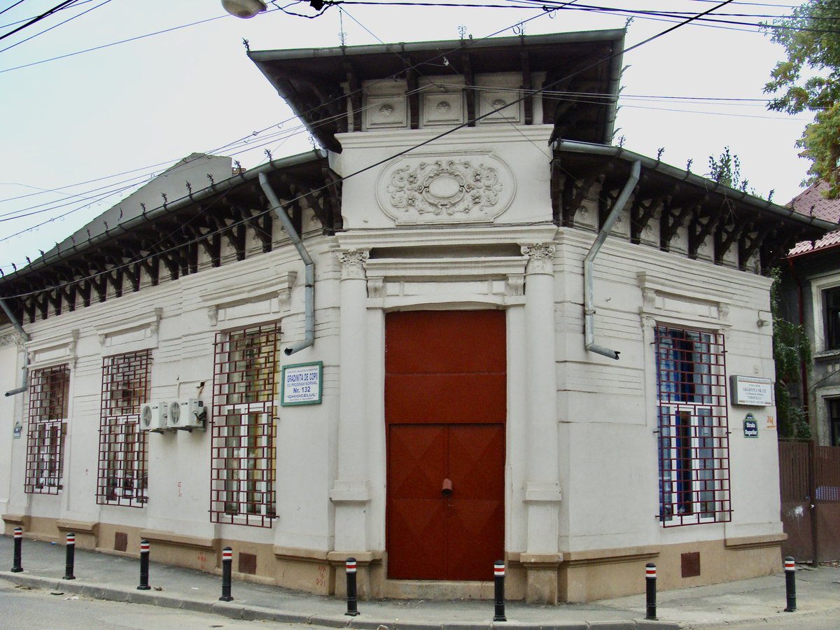 casedeepoca's tweet photo. 1890s corner shop/ pub in Bucharest’s Dacia area, typical of the entire former Ottoman Southeast Europe. #cornershop #littleparis #labelleepoque #bucharest #balkans #southeasteurope #casedeepoca #valentinmandache https://t.co/taGdsuOyRK